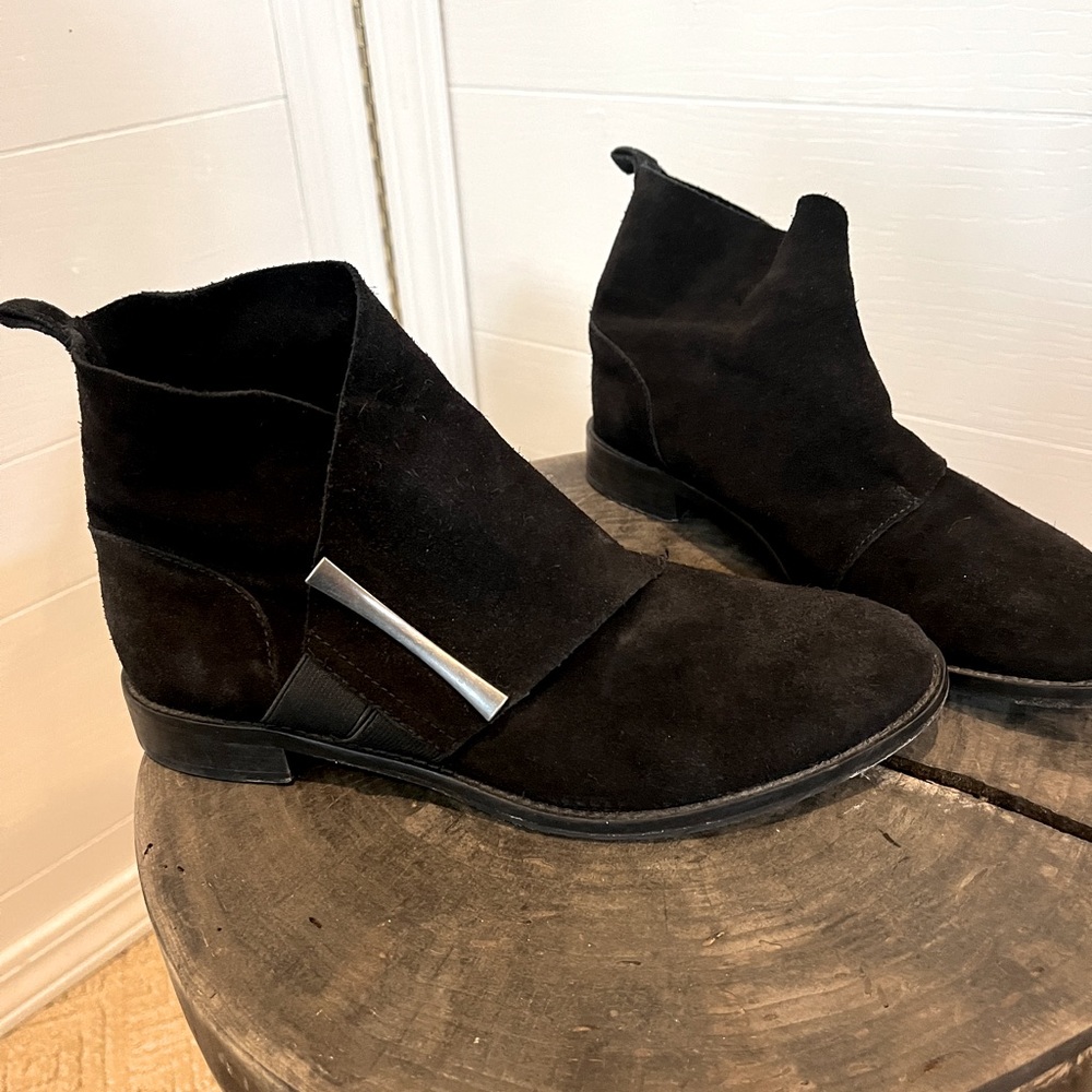 Johnston & Murphy Black Lola Suede Booties. Size 7.5